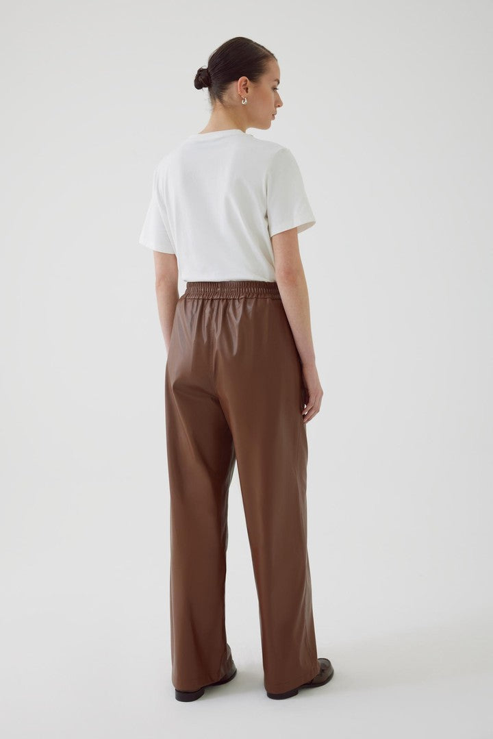 Vegan Leather Trousers with Pockets and Elastic Waist - Tan