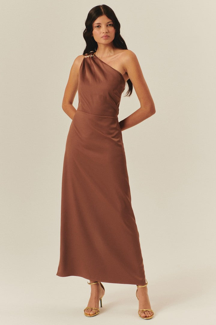 One-Shoulder Brown Maxi Dress Featuring a Gold Buckle and Adjustable Tie