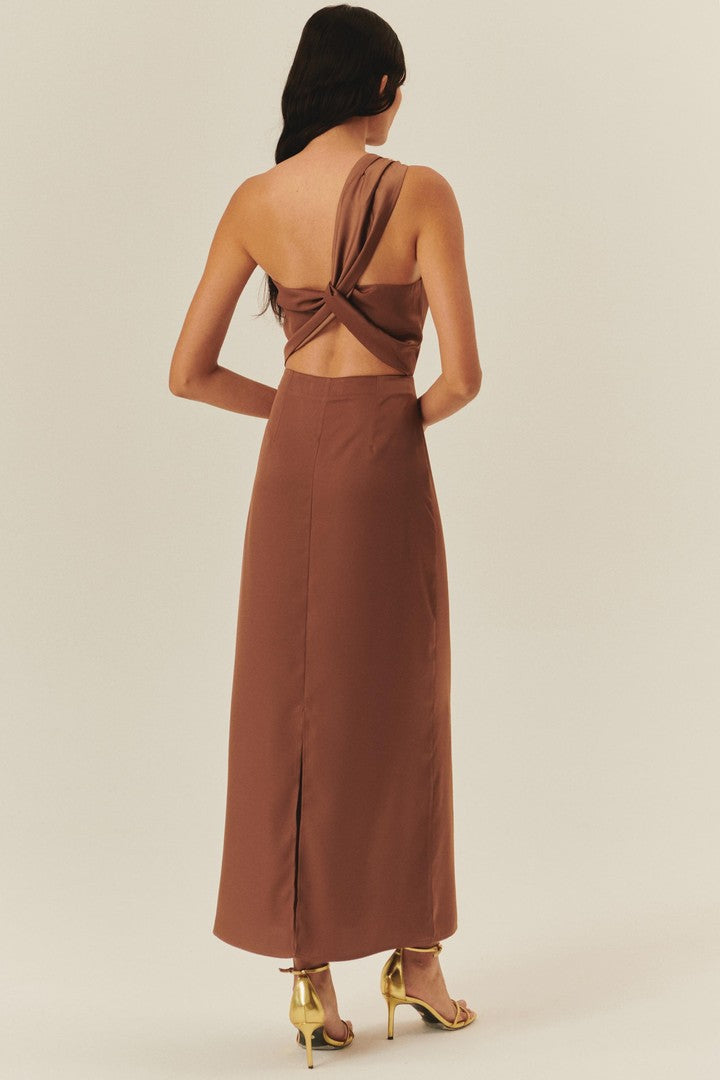 One-Shoulder Brown Maxi Dress Featuring a Gold Buckle and Adjustable Tie