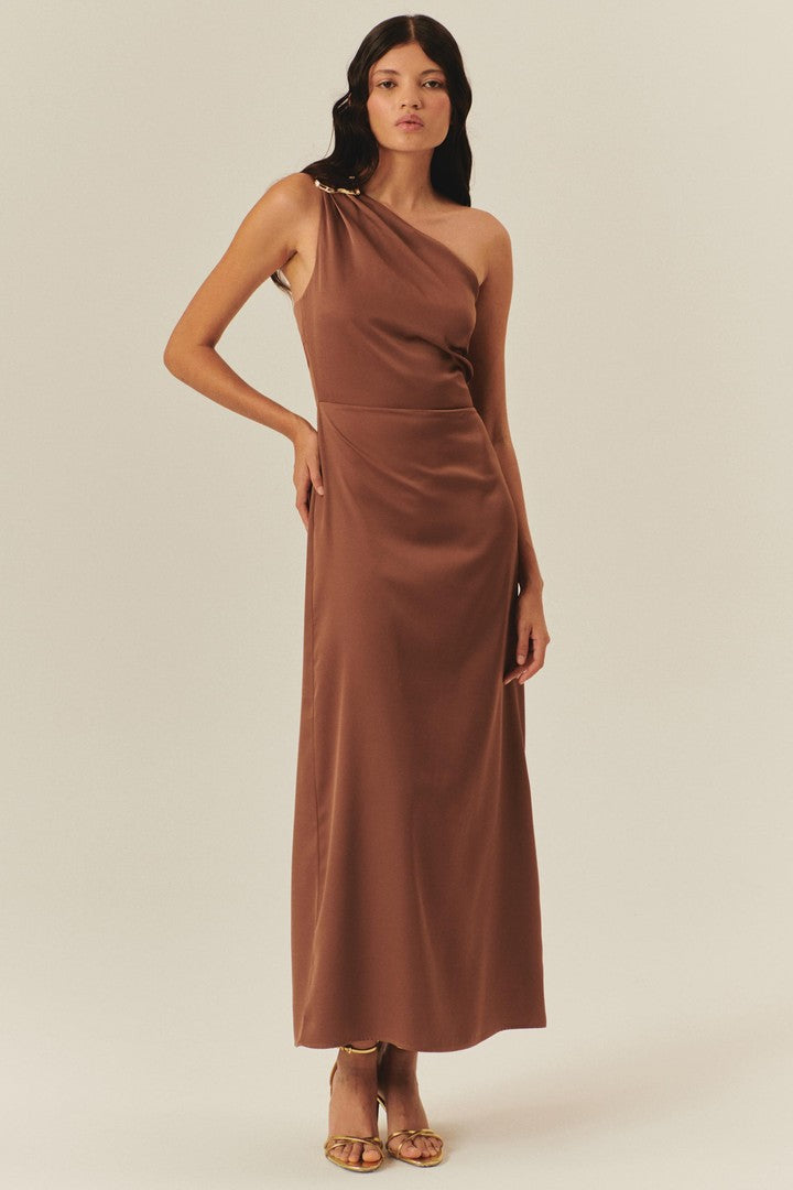 One-Shoulder Brown Maxi Dress Featuring a Gold Buckle and Adjustable Tie