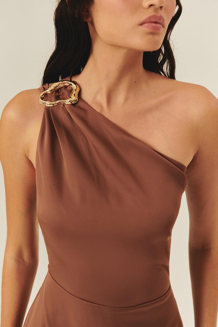 One-Shoulder Brown Maxi Dress Featuring a Gold Buckle and Adjustable Tie