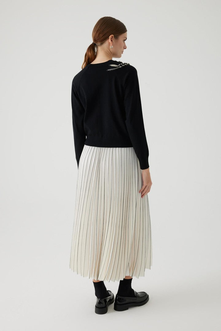 Black Long Sleeve Knit Blouse with Crew Neck and Hand Embroidery